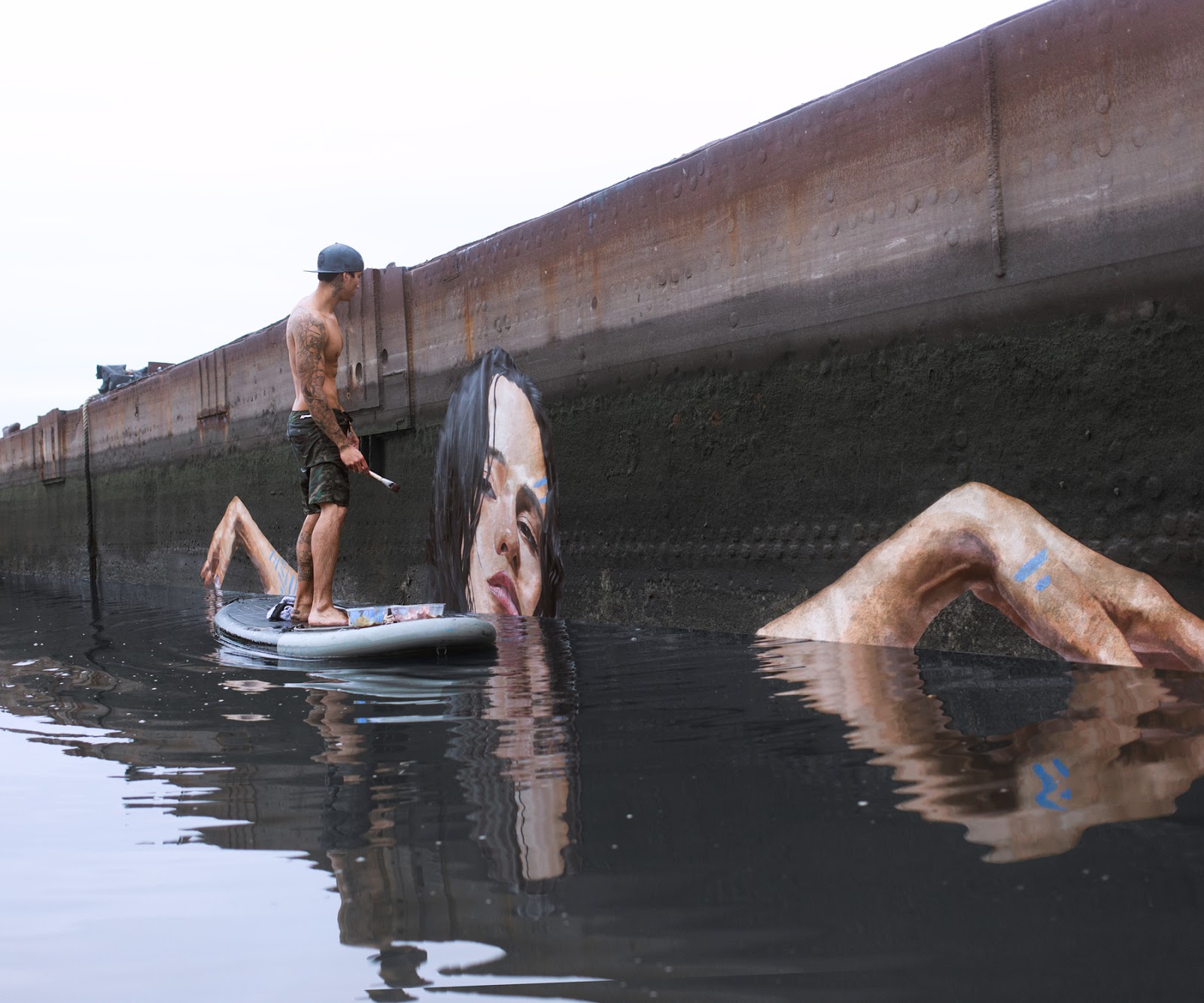 Artist Paints Murals of Women While Floating on a Surfboard Artist Paints Murals of Women While Floating on a Surfboard