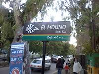 El cartel de entrada sobre la calle Elcano