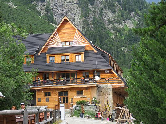 Górski Hotel Popradzki Staw (słow. Horsky Hotel Popradske pleso; 1494 m n.p.m.). Górski Hotel Popradzki Staw (słow. Horsky Hotel Popradske pleso; 1494 m n.p.m.).