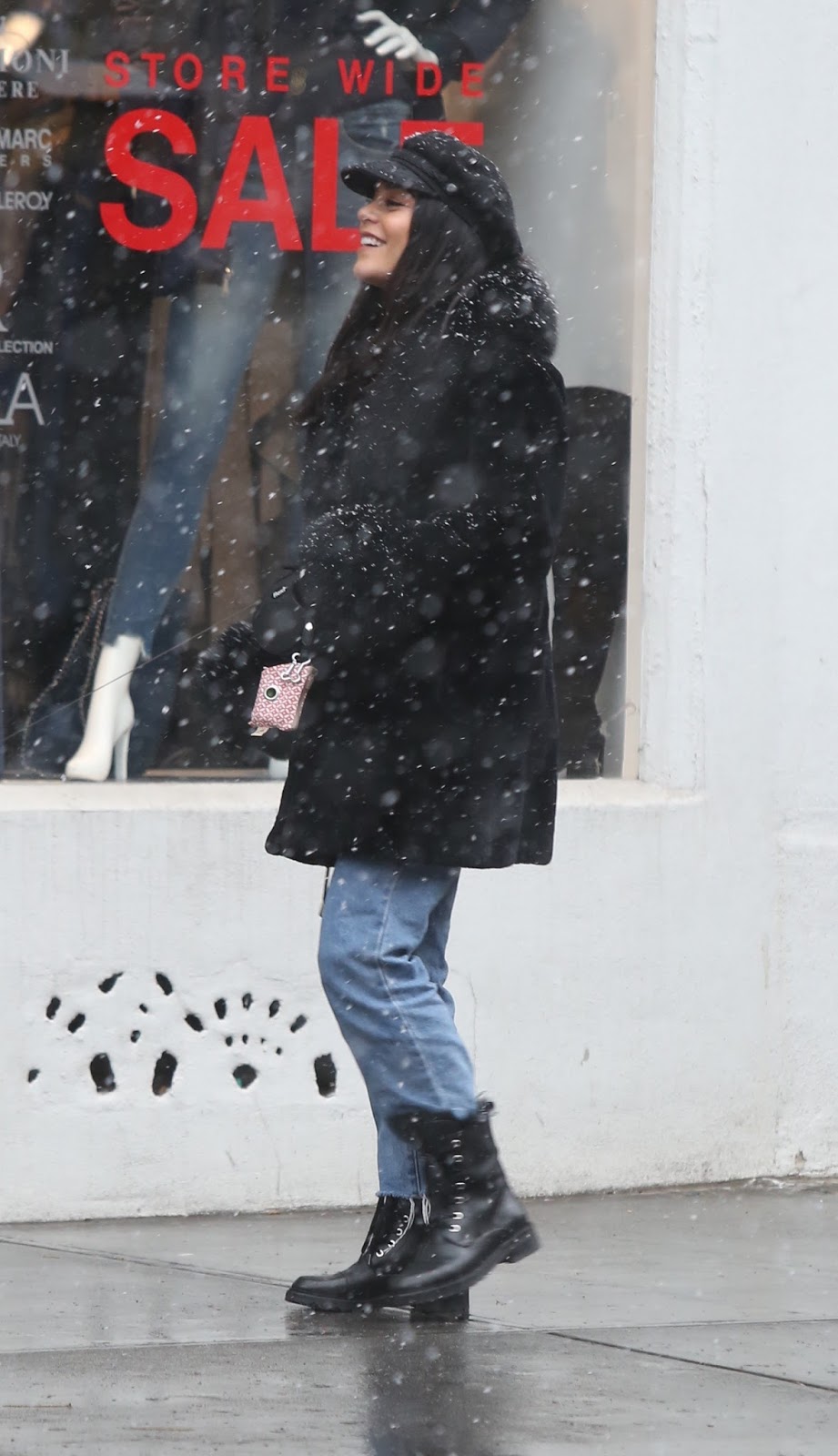 Vanessa Hudgens || Walking under the snow with Austin Butler in NYC