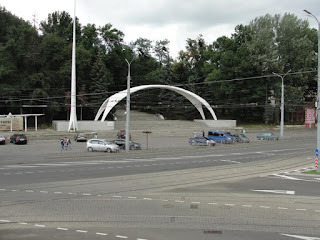 арка біля центрального парку в вінниці