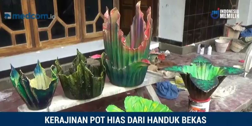 Rakyat Jelata Indonesia Rajin Agus Effendi membuat Pot  