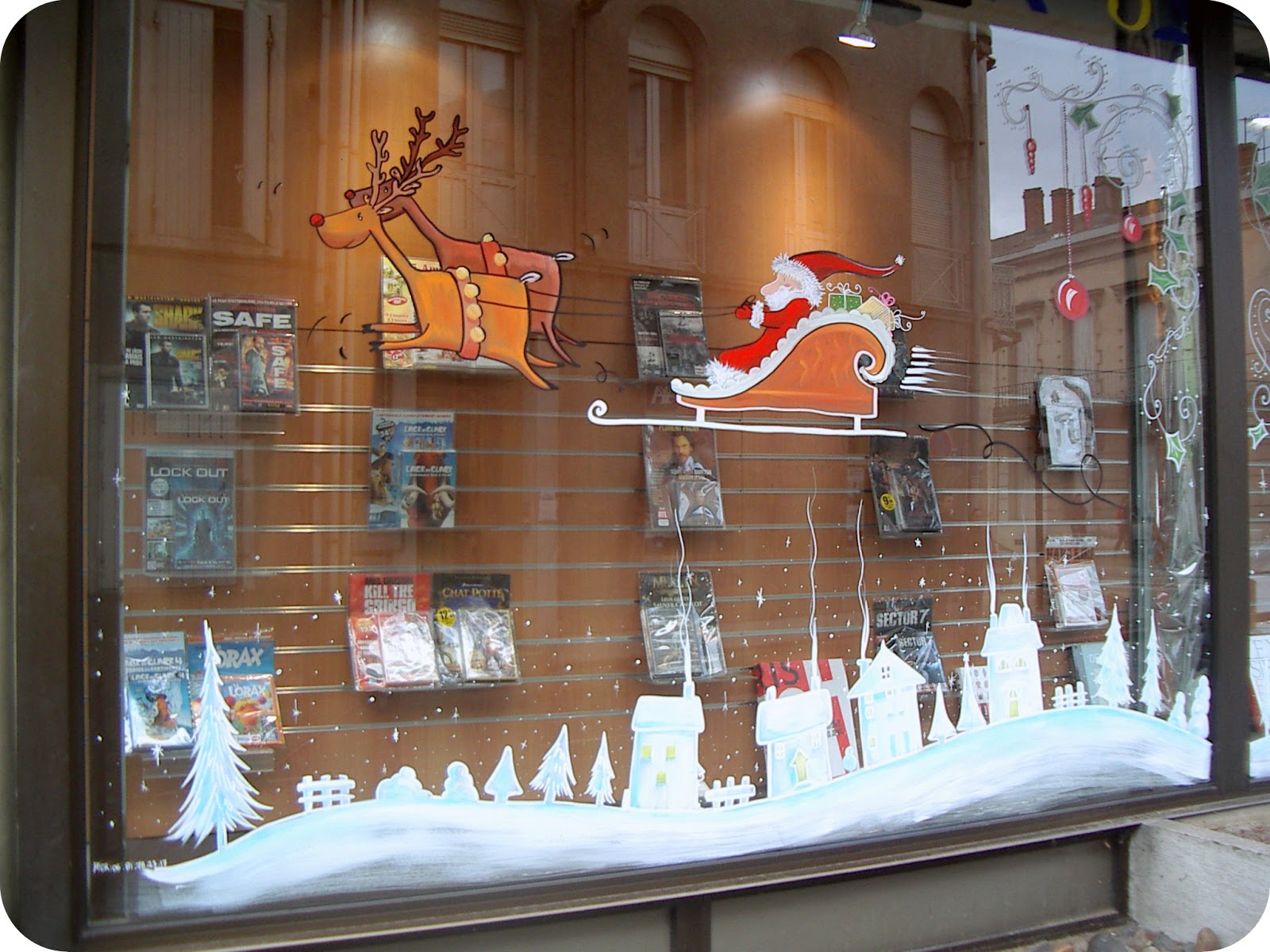 La Vitrine de Noël : Un Tableau Vivant pour Enchanter les Passants