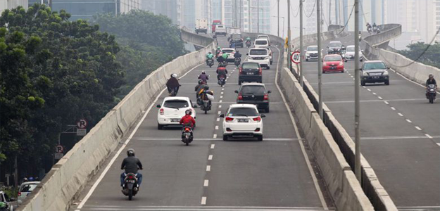 IndoNewz.com | Jalin Persatuan Lewat Tulisan: Dianggap Diskriminasi,  Pemprov DKI Ungkap Alasan Larangan Melintas JLNT Casablanca Untuk Motor