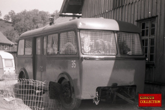 ancien bus transformé en habitation au Cirque Franz Althoff 1967