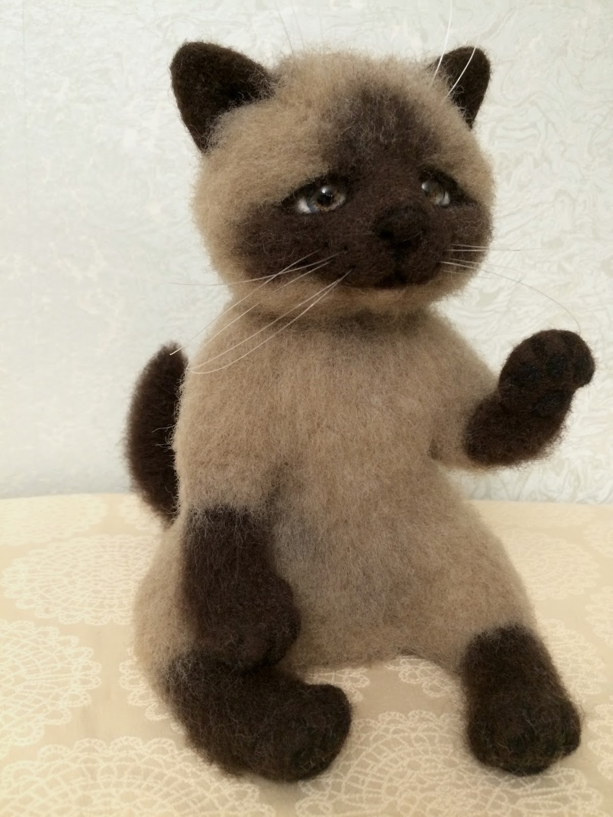 Привет мягкие игрушки. Вязаные игрушки сиамский кот. Вязаный сиамский кот. Вязаная Сиамская кошка. Сиамский кот валяние.