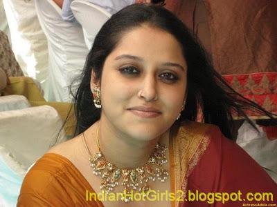 Indian Hot Girls: hot indian house wife cleavage exposed photos chennai