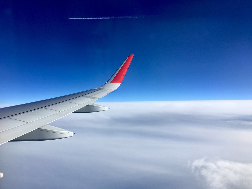 Voar com companhia aérea low cost: os prós e contras e se vale a pena
