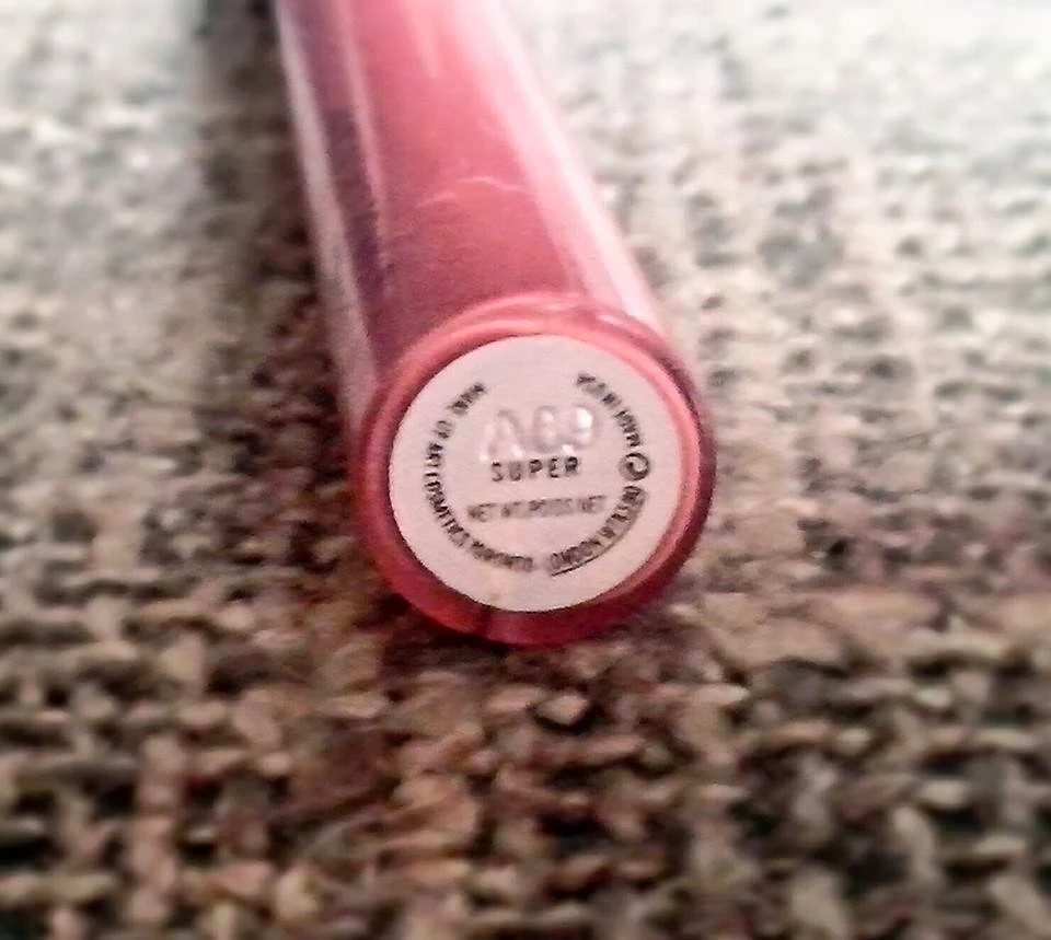Review and Swatches MAC Kissable Lipgloss in Super