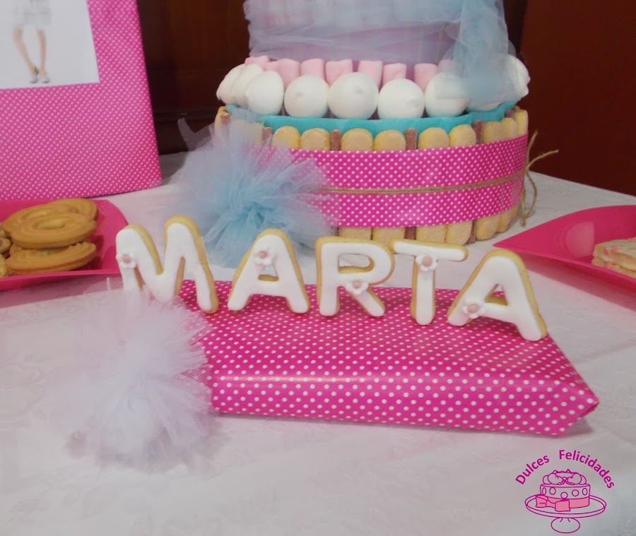 Nombre decorativo hecho con galletas