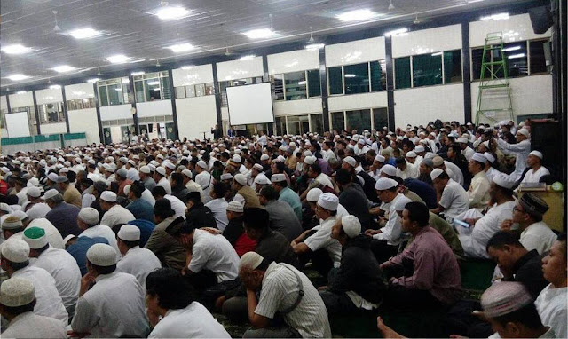 Banteng Moncong Putih Seruduk Ulama, Kita Tak Takut, Kita Lawan! Banteng Moncong Putih Seruduk Ulama, Kita Tak Takut, Kita Lawan!