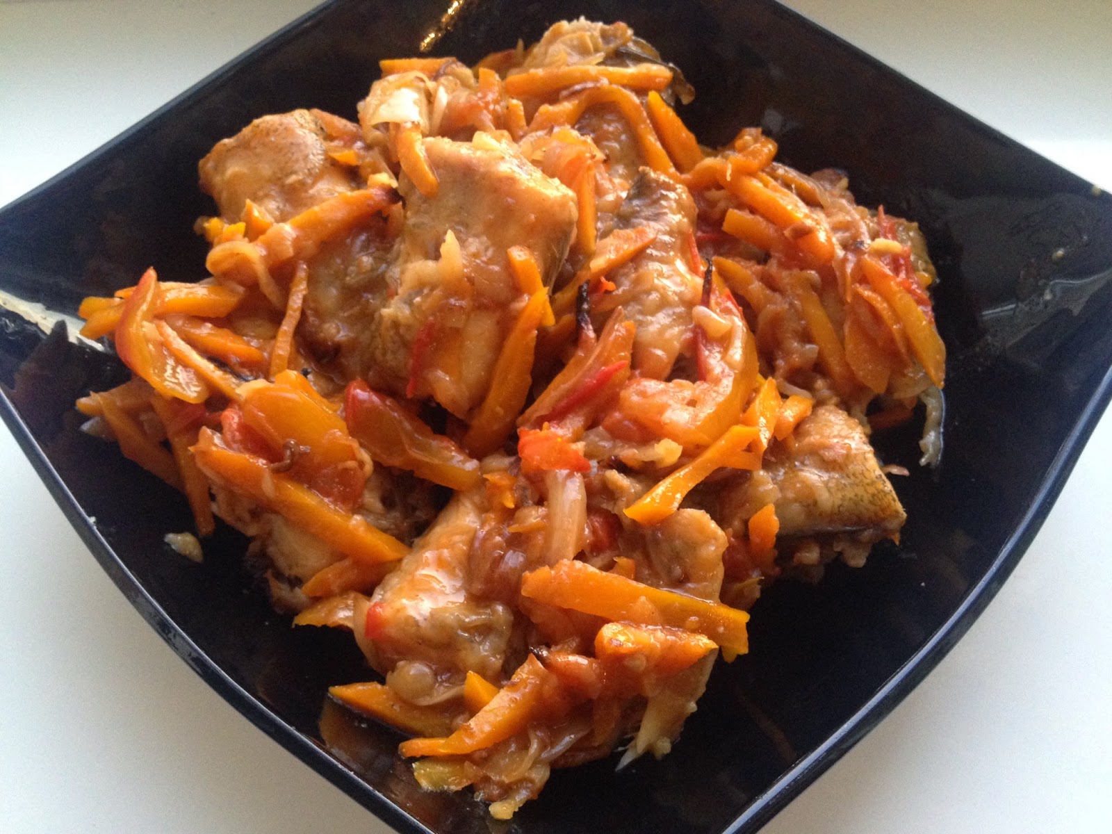 щука с морковью и луком. филе рыбы тушеное с овощами. щука в духовке с морковкой и луком. щука тушеная с овощами на сковороде. щука тушеная с морковью.