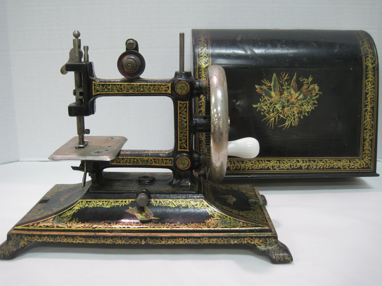 Швейные машинки металлические. Швейная машинка 298 Сингер. Зингер 1872 модель. Старинная швейная машинка.