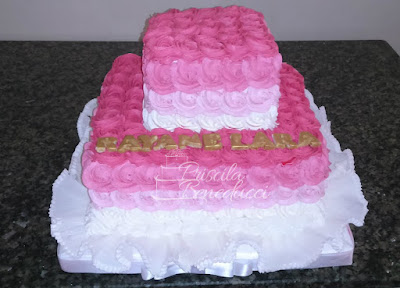 Bolo de aniversário feminino simples decorado com rosas de chantilly 