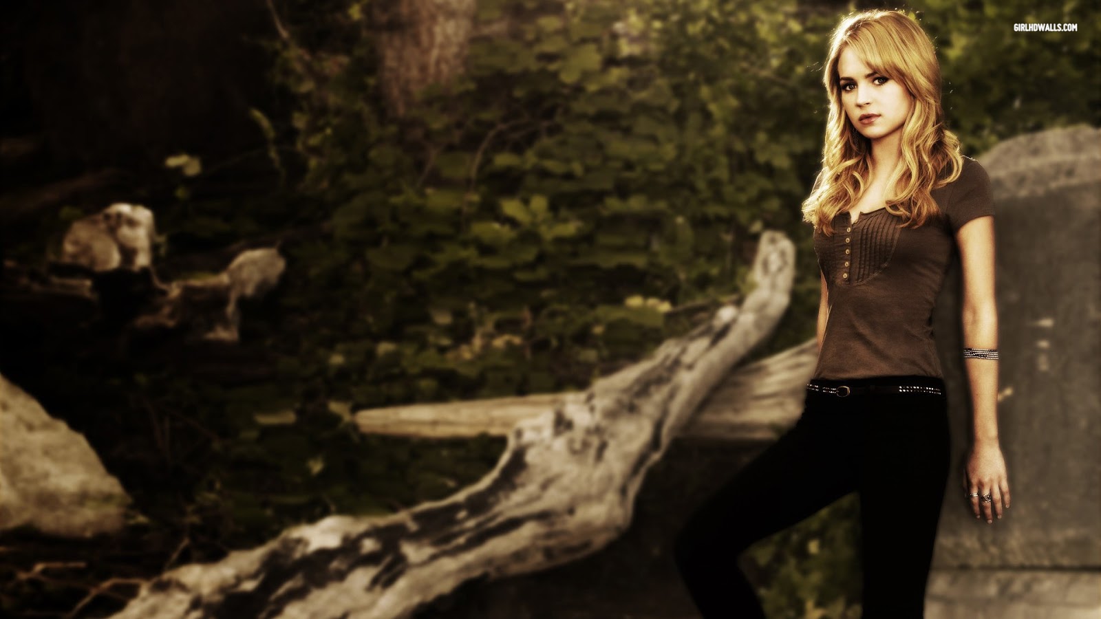 Britt Robertson HD Images and Wallpapers - Hollywood Actress