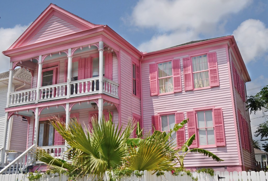 Desain Rumah Dengan Cat Warna Pink Yang Cantik