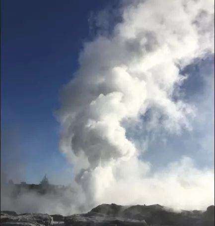 URGENTE: Inusual Erupción Gaiser De Un Lago De Nueva Zelanda. URGENTE: Inusual Erupción Gaiser De Un Lago De Nueva Zelanda.