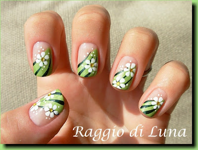 Raggio di Luna Nails: White flowers on green carpet