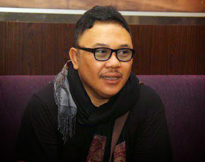 Biografi Doel Sumbang Biografi Doel Sumbang Doel Sumbang lahir di Bandung, 16 Mei 1963 dengan nama Abdul Wahyu Affandi. Doel lahir dan dibesarkan dalam keluarga santri yang agamis. Ayahnya yang dikenal dengan sebutan 'Abah Kabayan' adalah seorang mubalig di Kota Bandung. Ia mulai bersentuhan dengan dunia seni khusunya seni musik dan lihat daftar tokoh teater saat duduk di bangku SMP. Ia menimba ilmu pada sastrawan nyentrik, Remy Sylado. Sejak saat itu, Doel mulai menuangkan imajinasinya menjadi lirik lirik lagu yang sarat dengan kritik sosial. Tema yang pada saat itu bisa dibilang belum banyak diangkat. Syair-syair yang digunakannya pun sederhana dan merakyat. Keunikan itulah yang kemudian mengundang ketertarikan dari seorang produser bernama Handoko Kusumo. Ia berminat merekam karya-karya Kang Doel. Hingga pada akhirnya, Doel berhasil mengorbit di kancah musik tanah air sekitar tahun 80-an. Handoko juga yang menyematkan kata Sumbang di belakang nama Doel. 'Sumbang' di sini bisa dimaknai sebagai suara kritik terhadap sistem maupun budaya, meski liriknya jenaka namun mengandung kritikan yang cerdas. Kecerdasan kritik seorang Doel Sumbang dapat didengar lewat lagu Aku si Raja Goda, Suparti, Martini, Sakit Jiwa, dan masih banyak lagi. Ada pula lagu berjudul Aku, Tikus, dan Kucing, yang