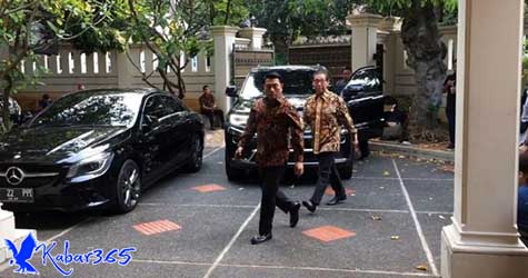 Moeldoko Hadiri Rapat Timses Jokowi-Ma'ruf di Posko Cemara Moeldoko Hadiri Rapat Timses Jokowi-Ma'ruf di Posko Cemara