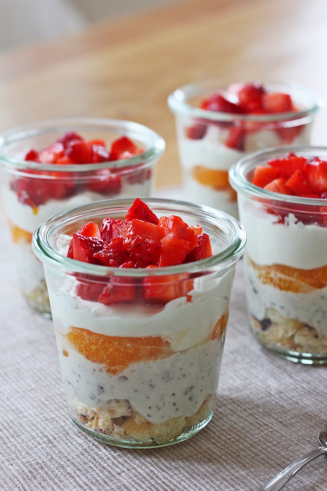 Schokokuss Schichtdessert mit Mandarinen und Erdbeeren | Fashion Kitchen