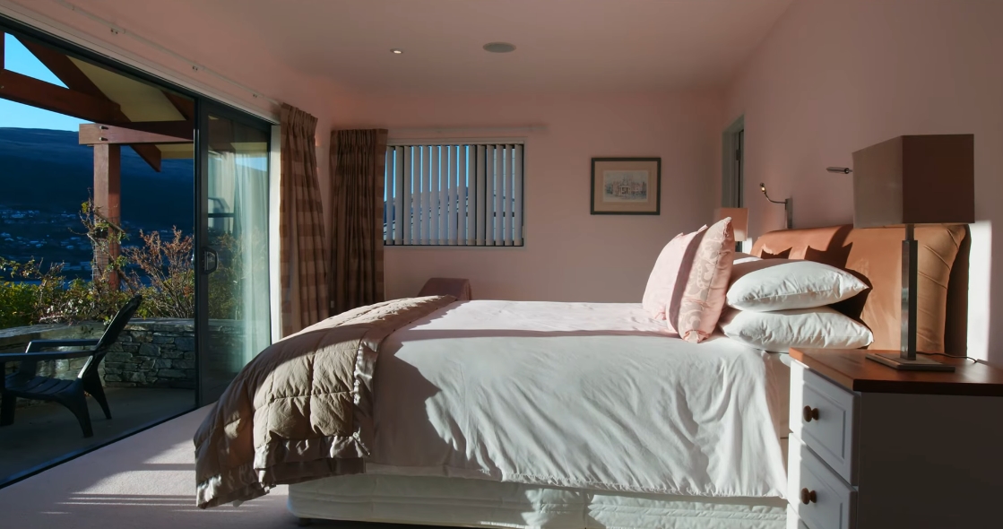 18 Interior Design Photos vs. 5 Milward Place, Kelvin Heights, Queenstown Luxury Home Tour