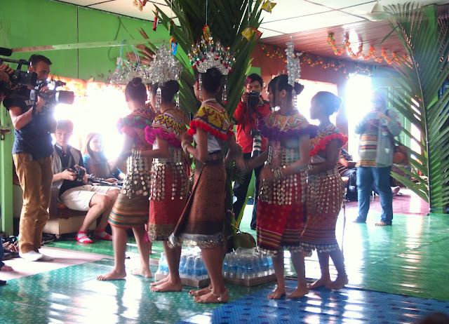 Travelholic: Iban Miring Ceremony to Appease Spirit & Ngajat Dance ...
