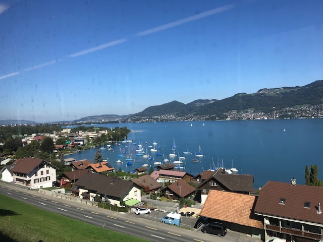 ベルン出発スイス列車の車窓から見る湖