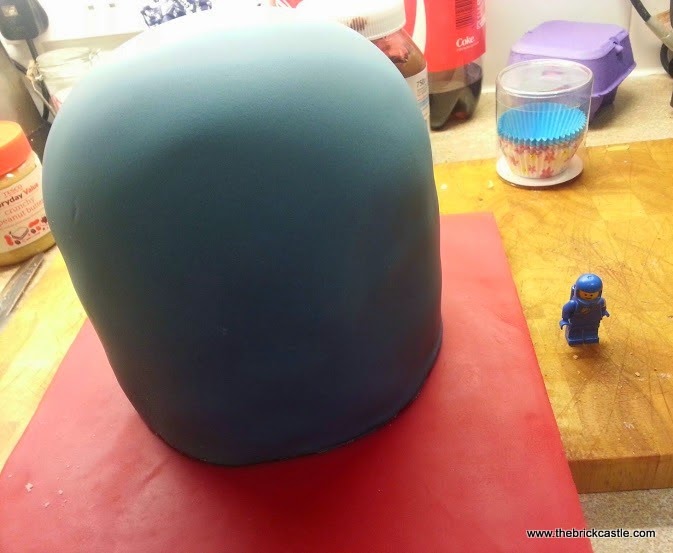 How to ice a LEGO minifigure head cake
