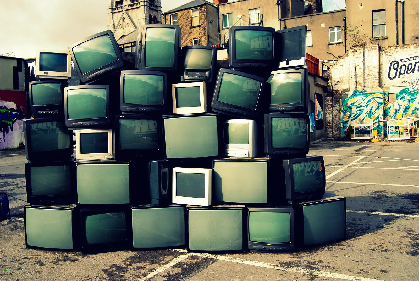 витрина с телевизорами. много телевизоров. инсталляция из телевизоров. побольше телики. телевизор телевидение.