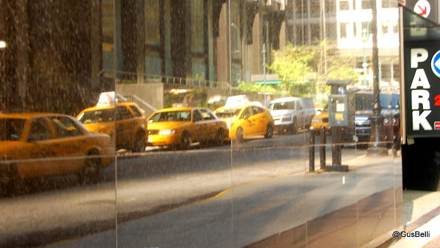 Reflexo no mármore em Nova York