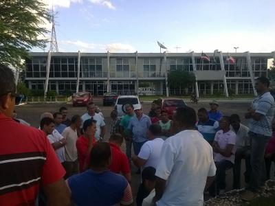 Jequié - Professores protestam em frente a prefeitura municipal 