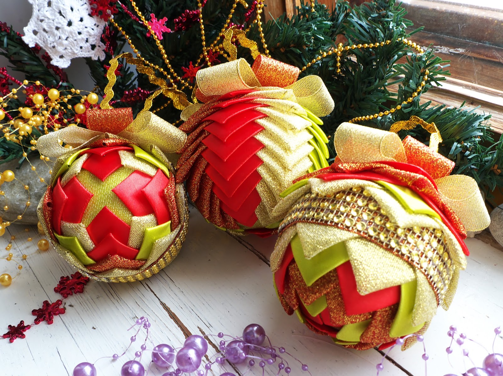 елочные украшения из лент. мастер-классы новогодние бюджетные. украшение елки бантами. что можно сделать из новогодней ленты. бантики на елку.