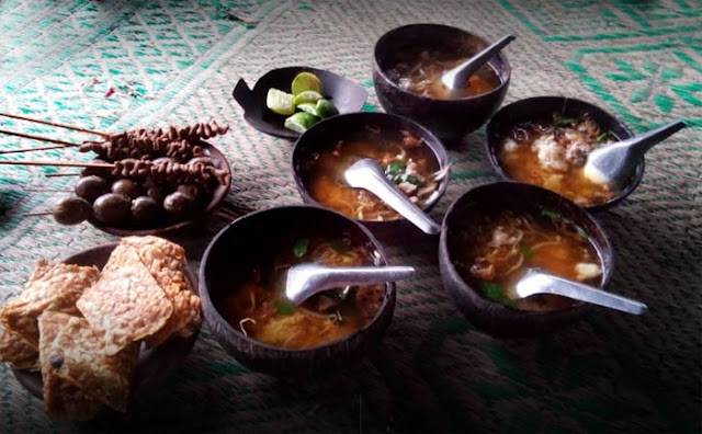Daftar Wisata Kuliner Jogja Paling Populer, Murah dan Enak Jogja tak sekedar menawarkan kekayaan seni dan budaya saja. Daerah istimewa ini juga mampu memanjakan para penikmat kuliner. Wisata kuliner di daerah ini selalu menarik untuk ditelusuri.