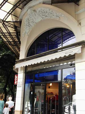 ΠΑΡΑΞΕΝΑ ΣΥΜΒΟΛΑ ΣΤΗ ΘΕΣΣΑΛΟΝΙΚΗ