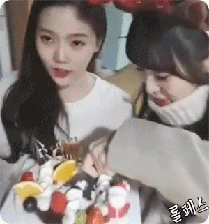 케이크 먹는 아린이.gif | 인스티즈