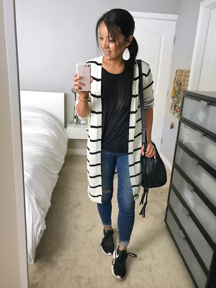 Black and white sweater with twist tee and distressed jeans Striped sweater + black tee + distressed jeans + sneakers