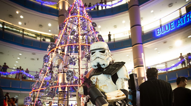 Sandtrooper at the launch of Go Rogue This Christmas in Sunway Pyramid. Sandtrooper Star Wars Christmas Tree sunway pyramid go rogue malaysia
