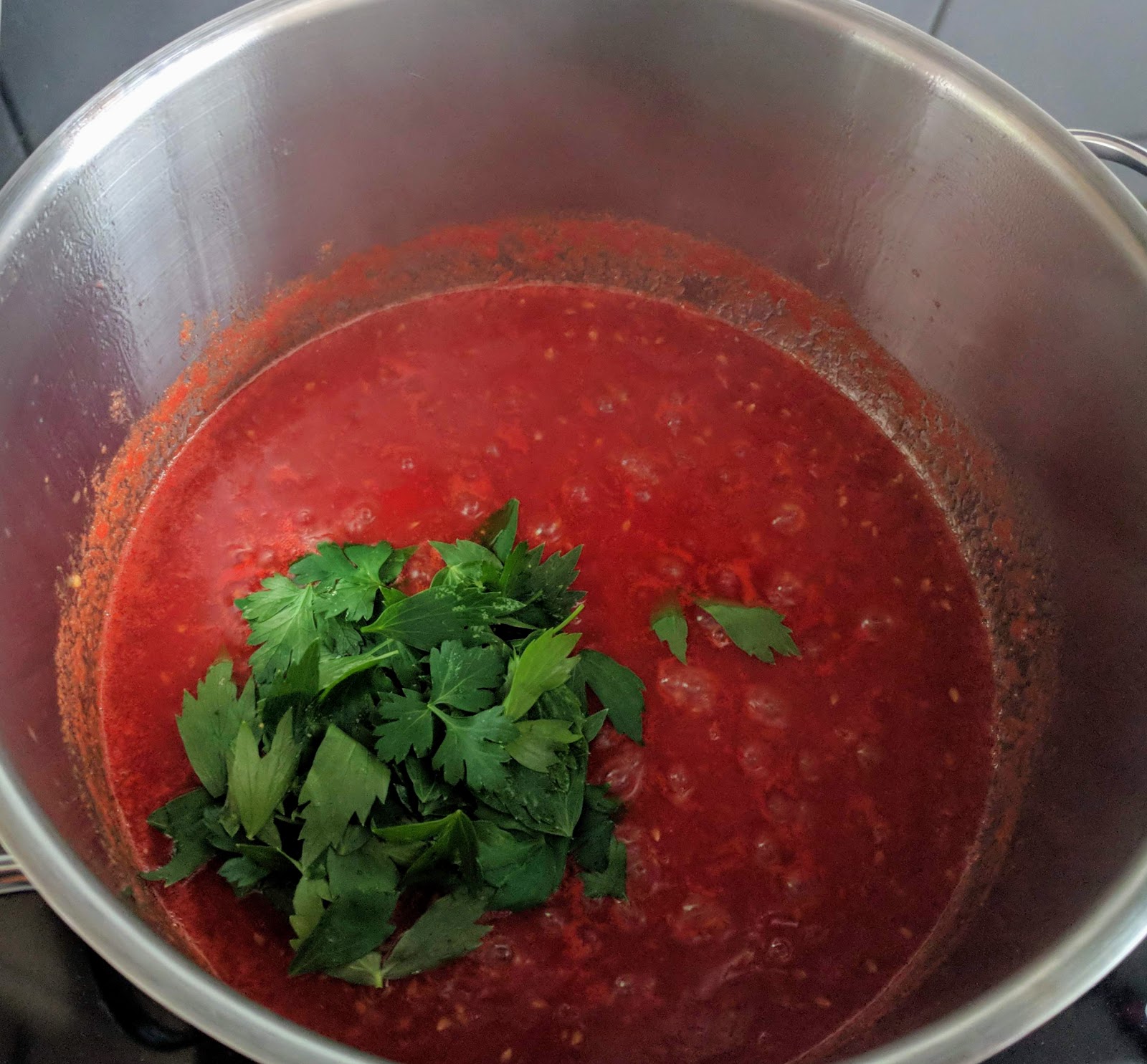 - Eingekochte Tomaten mit gegrillten Paprika