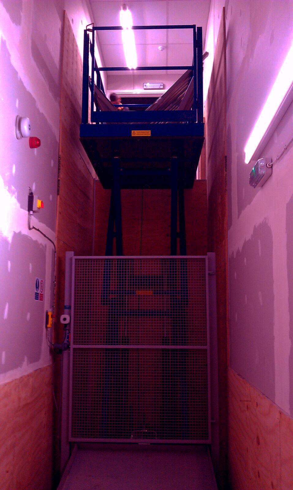 Can You Use a Ladder ON a Scissor Lift ? Scissor Lift VS Ladder Which