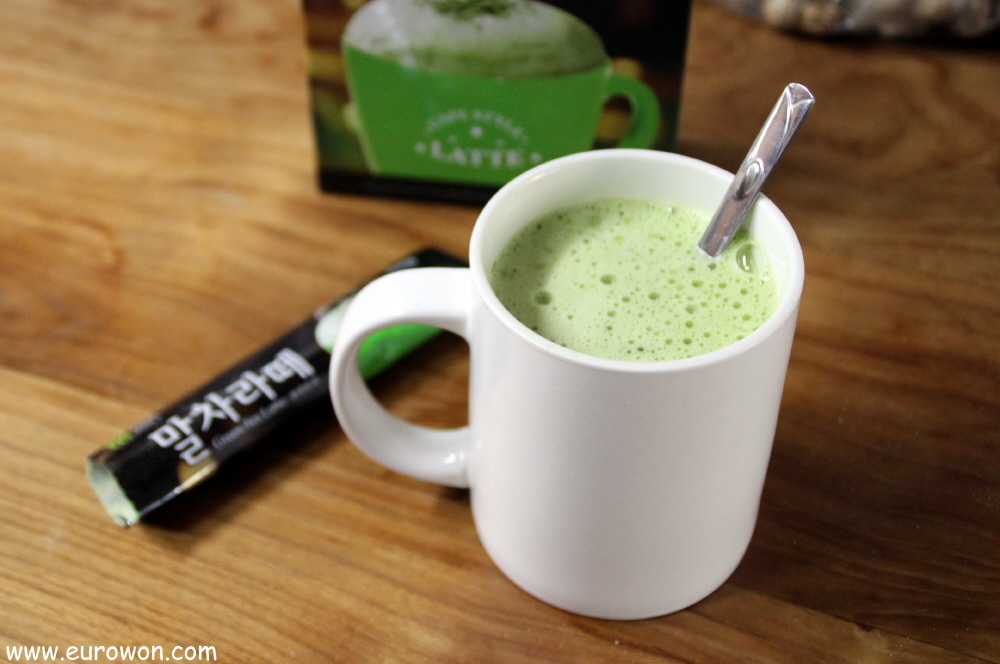 Taza de green tea latte coreano preparado en casa