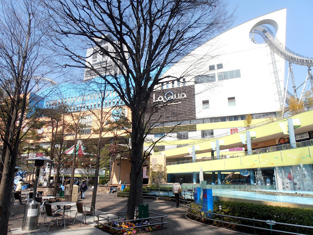 La montaña rusa llamó nuestra atención Centro comercial Laqua, en el Tokio Dome, con su montaña rusa