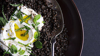 spiced black lentils with yogurt and mint1 فوائد العدس الأسود