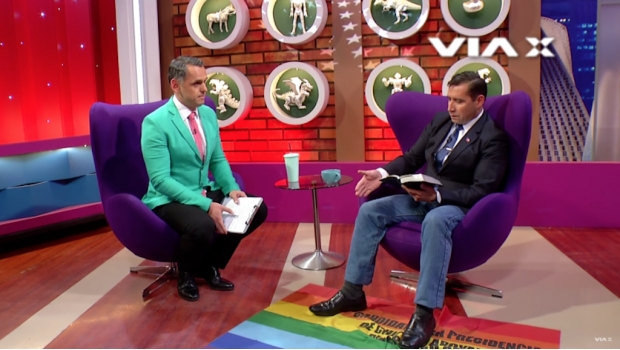 Pastor pisotea la bandera LGBTI y violenta a condutor gay (VIDEO)
