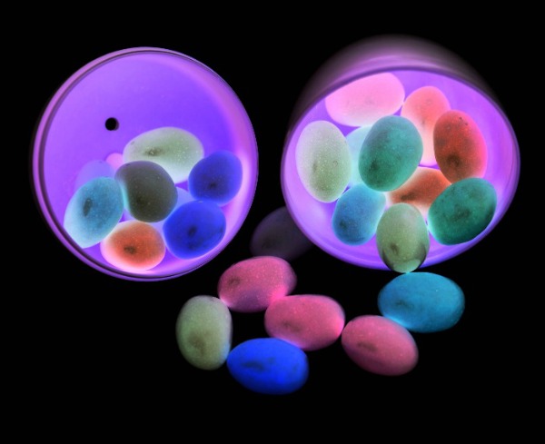 The easiest way to set up a glow-in-the-dark Easter egg hunt for kids. This is SO COOL! #glowinthedarkeasteregghunt #glowinthedarkeastereggs #glowinthedarkegghunt #easteregghuntideas #easteregghunt #eastereggs