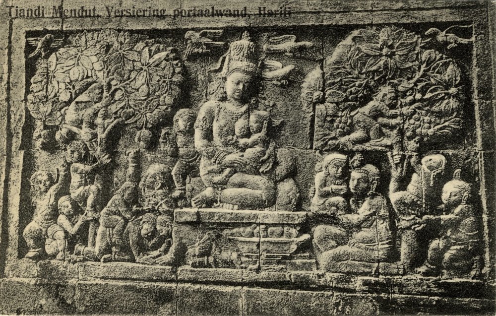 Relief dan patung Buddha di candi Mendut, 1915