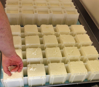 ferme de l'oraille, pont l'eveque fabrication, pavé d'auge fabrication, visite fromagerie normandie, blog fromage, blog fromage maison, faire du fromage, la laiterie de paris, pierre coulon, fromagerie paris, fromagerie urbaine, fromage lait cru, voyage fromage, tour du monde fromage, tour de france fromage