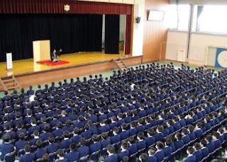 学校で開催された三遊亭楽春の落語会(伝統芸能鑑賞会)の風景です。 学校で開催された三遊亭楽春の落語会(伝統芸能鑑賞会)の風景です。