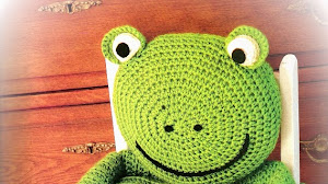 Simpático almohadón y asiento *Rana* para niños al crochet