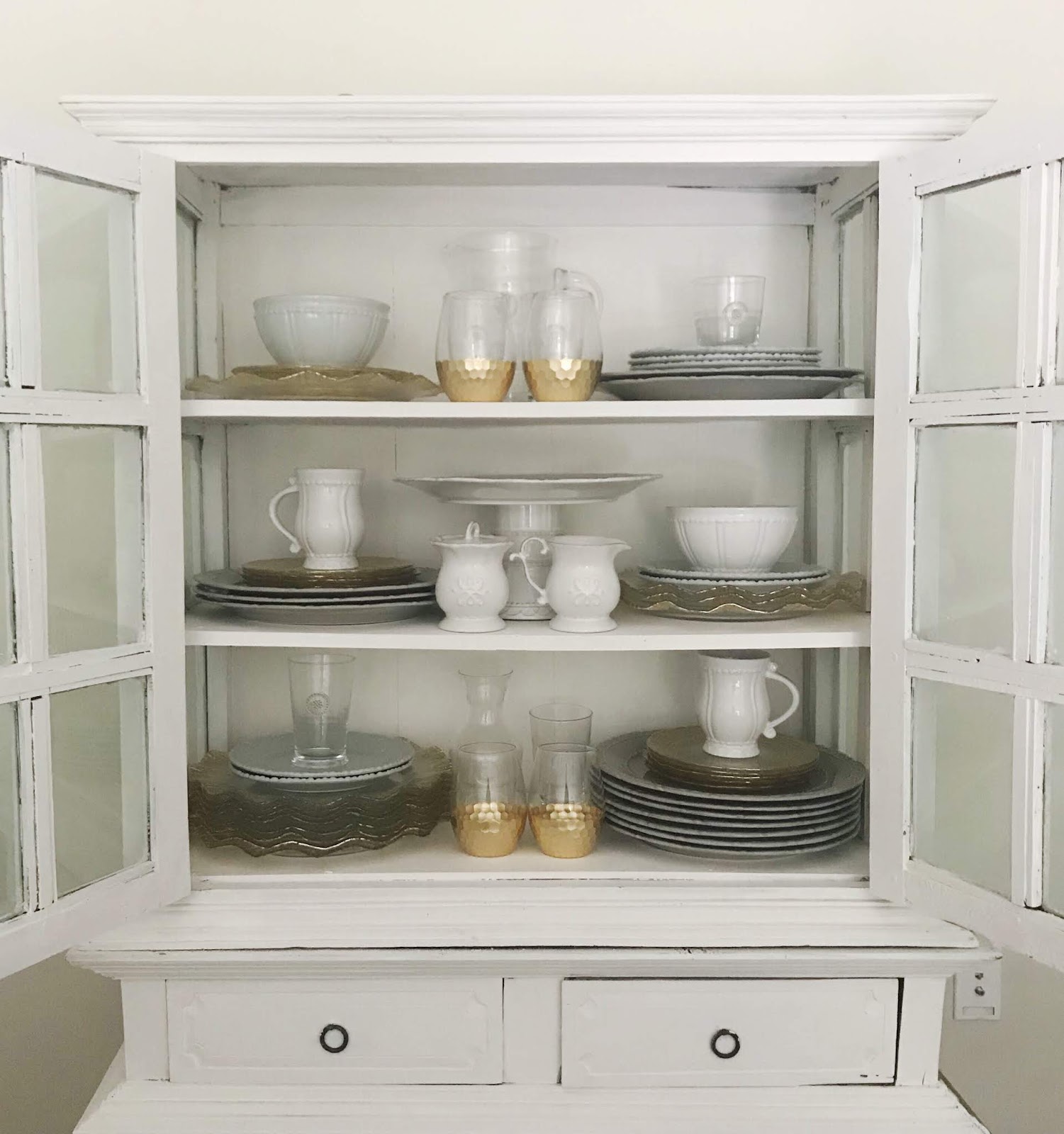 How to Arrange & Style Your China